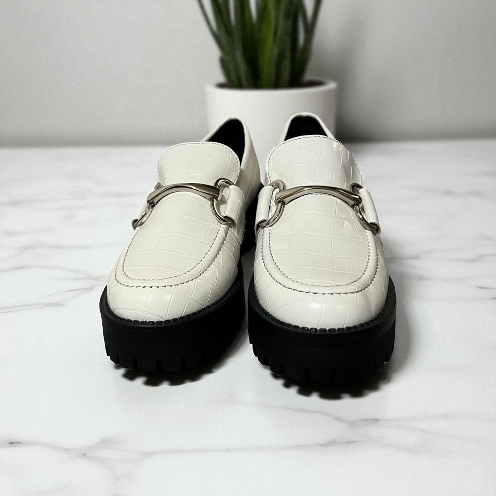Steve Madden Lug Sole Loafers Size 7.5 White Croc Embossed Hardware Accents